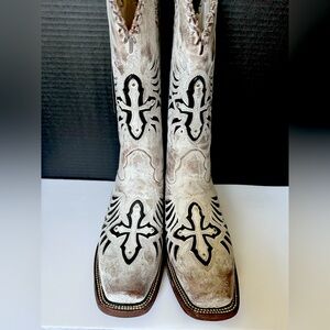 Buttercup Women's Western Boot, J.B. Dillon 9.5M, Taupe & Black Cross Design NWT